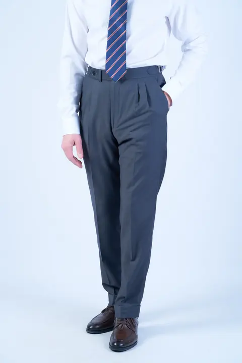 Серые брюки с высокой посадкой, двойными защипами и боковыми регуляторами